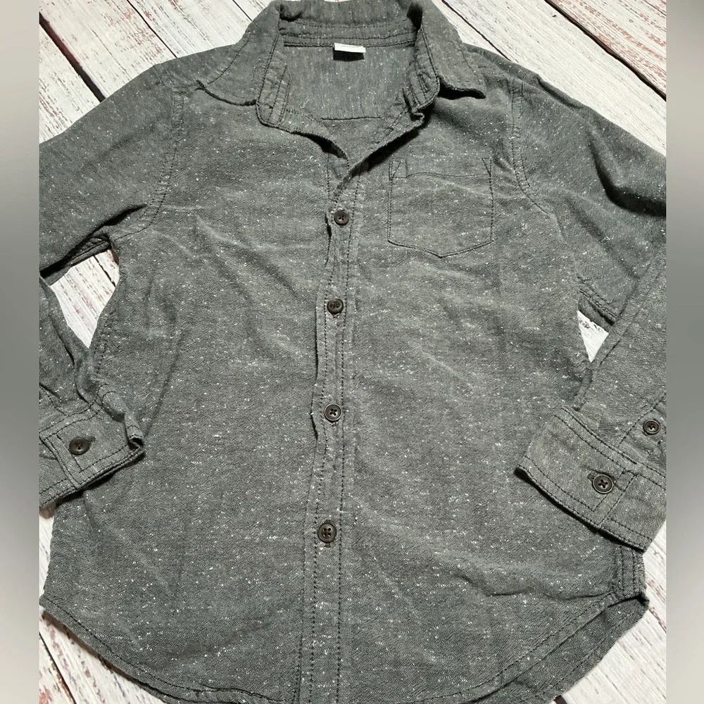 Gymboree boy’s button down gray shirt. Size S(5-6).